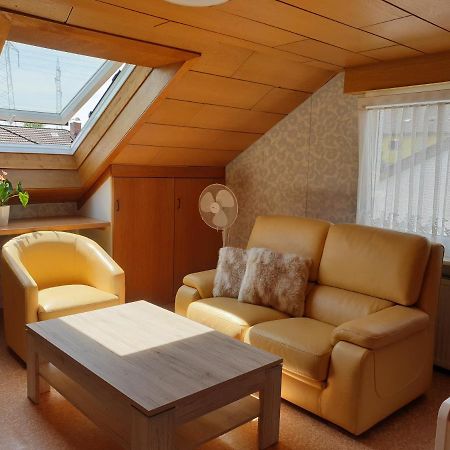 Sonnige Ruhige Dachzimmer Inkl Wifi Plus Kaffee Mit Wg Dusche Und Neuer Kueche 로라흐 외부 사진