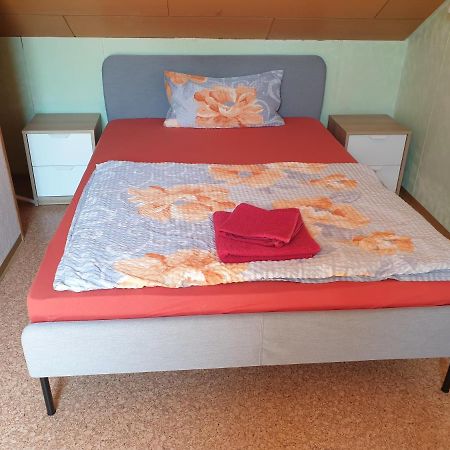 Sonnige Ruhige Dachzimmer Inkl Wifi Plus Kaffee Mit Wg Dusche Und Neuer Kueche 로라흐 외부 사진