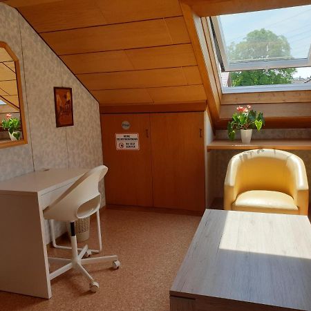 Sonnige Ruhige Dachzimmer Inkl Wifi Plus Kaffee Mit Wg Dusche Und Neuer Kueche 로라흐 외부 사진