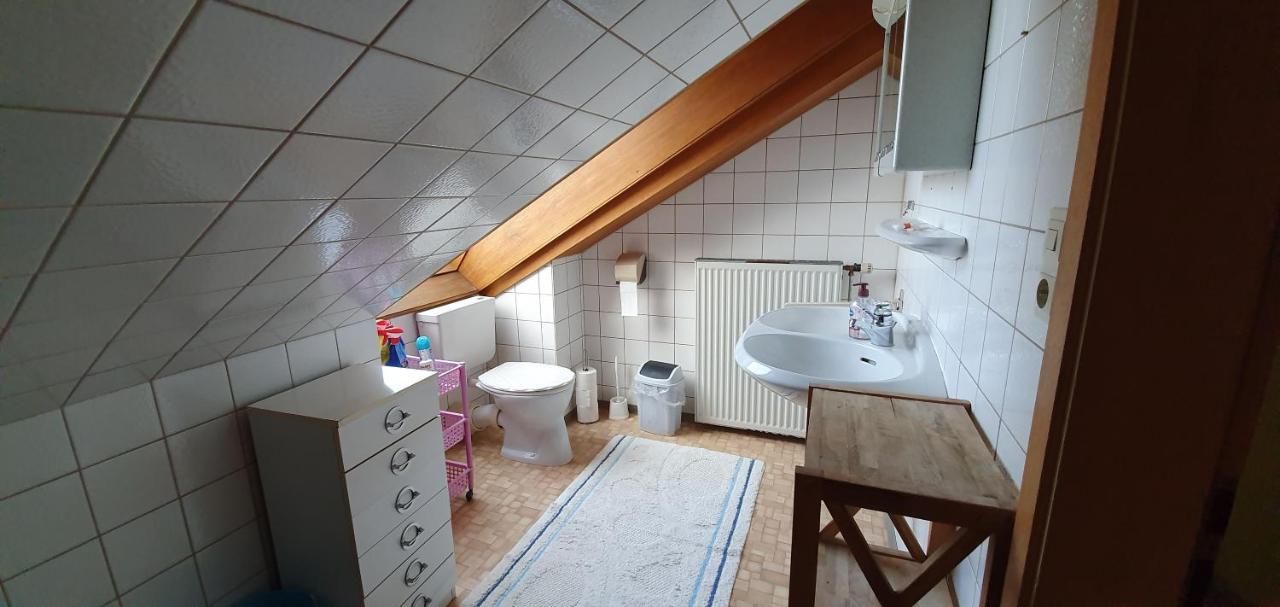 Sonnige Ruhige Dachzimmer Inkl Wifi Plus Kaffee Mit Wg Dusche Und Neuer Kueche 로라흐 외부 사진