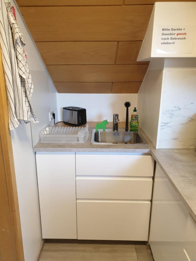 Sonnige Ruhige Dachzimmer Inkl Wifi Plus Kaffee Mit Wg Dusche Und Neuer Kueche 로라흐 외부 사진