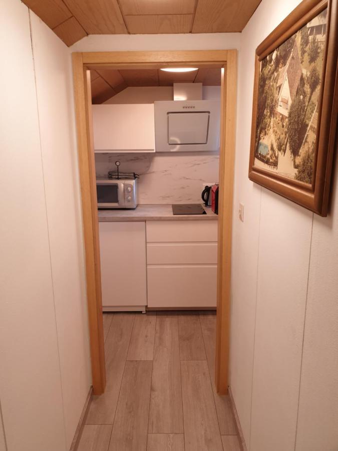 Sonnige Ruhige Dachzimmer Inkl Wifi Plus Kaffee Mit Wg Dusche Und Neuer Kueche 로라흐 외부 사진