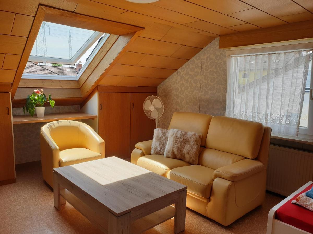 Sonnige Ruhige Dachzimmer Inkl Wifi Plus Kaffee Mit Wg Dusche Und Neuer Kueche 로라흐 외부 사진
