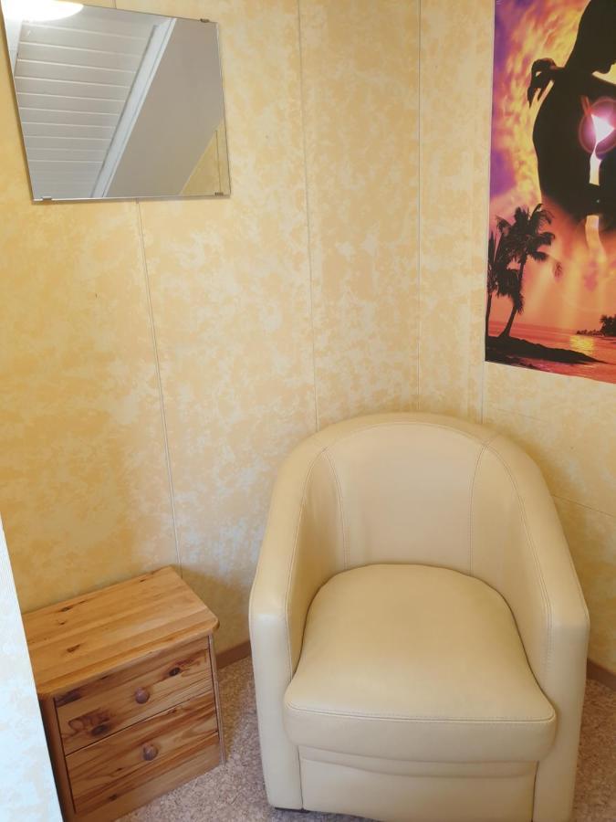 Sonnige Ruhige Dachzimmer Inkl Wifi Plus Kaffee Mit Wg Dusche Und Neuer Kueche 로라흐 외부 사진