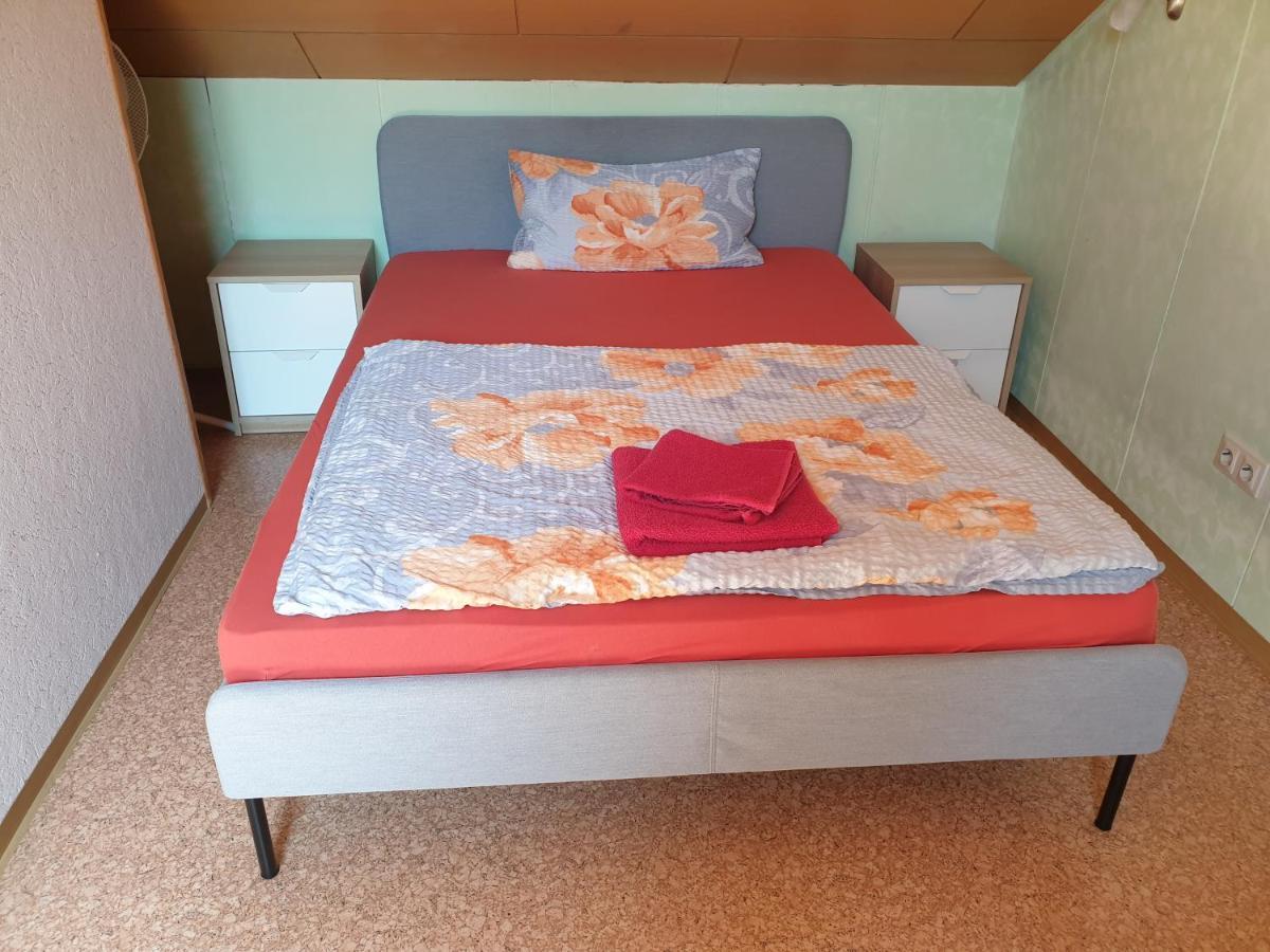 Sonnige Ruhige Dachzimmer Inkl Wifi Plus Kaffee Mit Wg Dusche Und Neuer Kueche 로라흐 외부 사진
