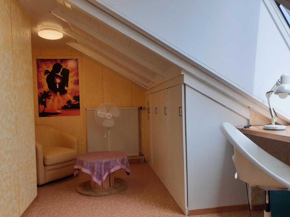 Sonnige Ruhige Dachzimmer Inkl Wifi Plus Kaffee Mit Wg Dusche Und Neuer Kueche 로라흐 외부 사진